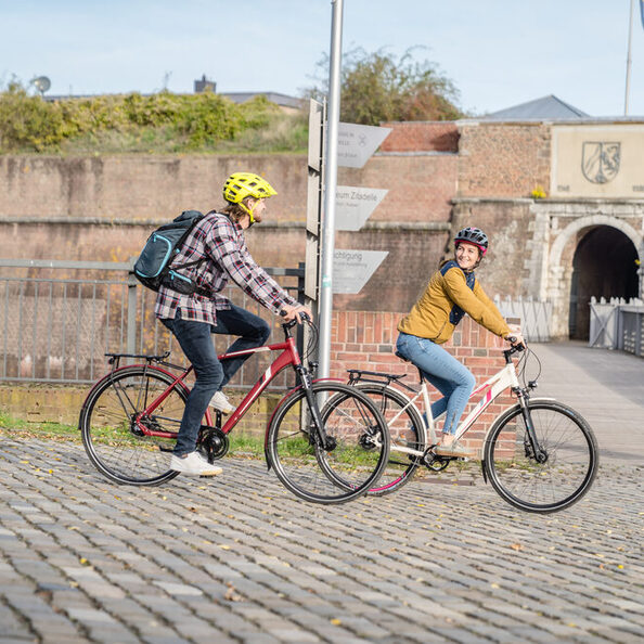 Ein Paar fährt Fahrrad.