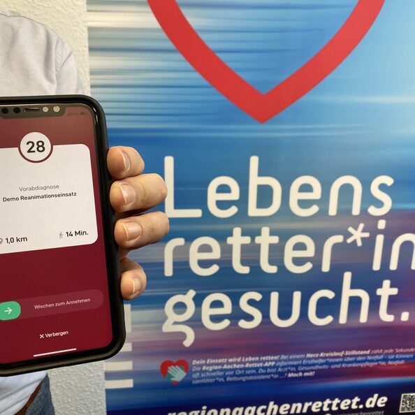 Handy im Vordergrund