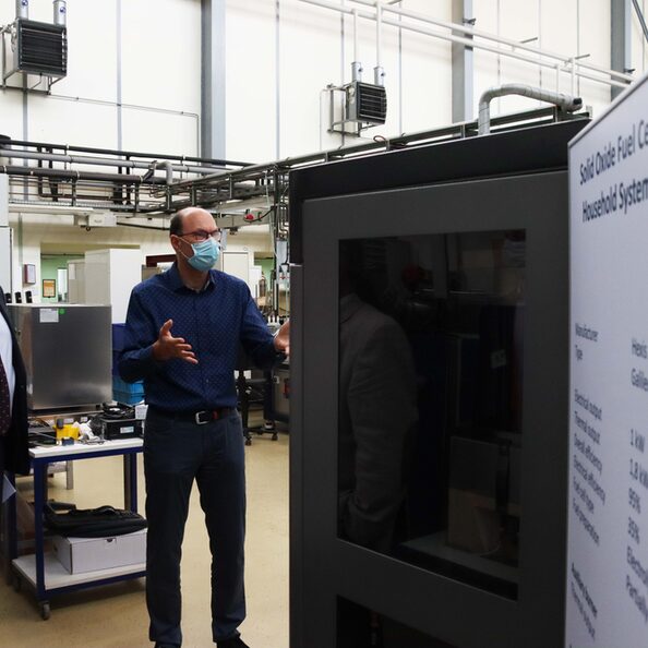 Der Landrat bei der Besichtigung des Forschungszentrums