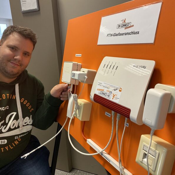 Jens Stahnke an einem Modell von Anschlüssen